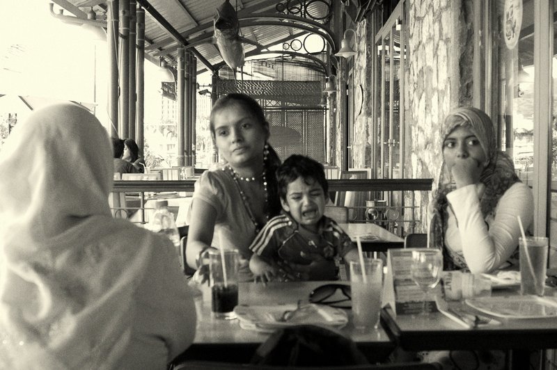 baby cries at resturant