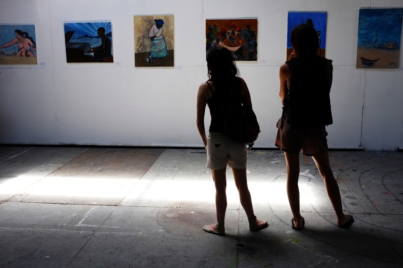 Watching people watching art