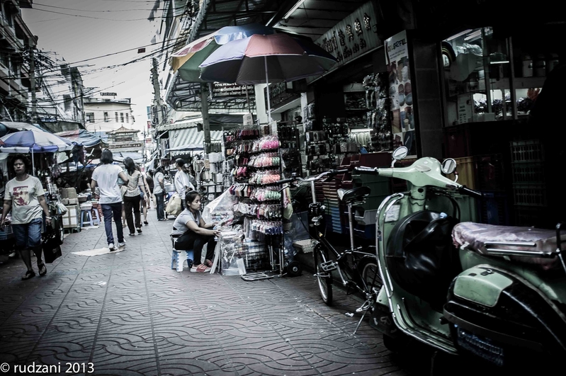 Shooting from the hip IV: Street Vendor