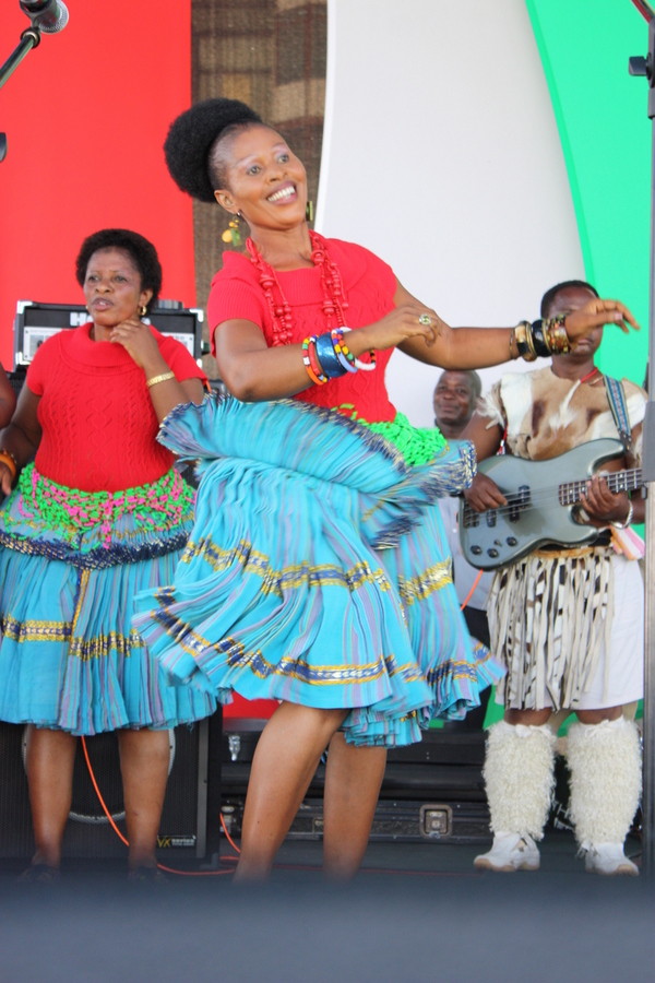 Woman - Shaking her thing