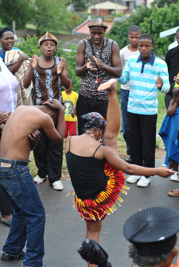 Lahl'umlenze.......Izintombi zisina....( Zulu traditional dance )